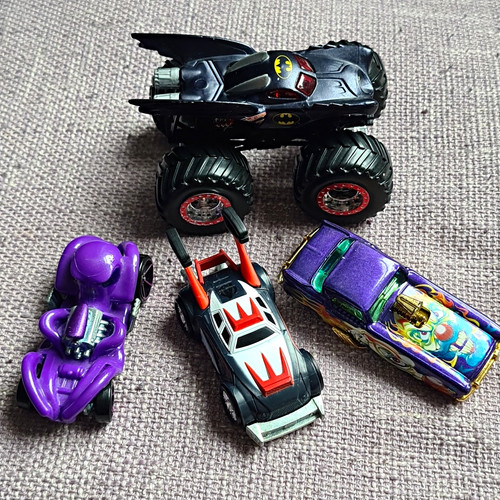 Hot wheels batman marvel - hot,